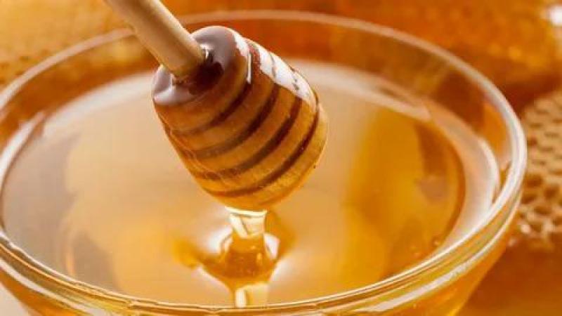 «يساعد على تهدئة السعال».. أبرز 5 فوائد للعسل الأبيض الخام