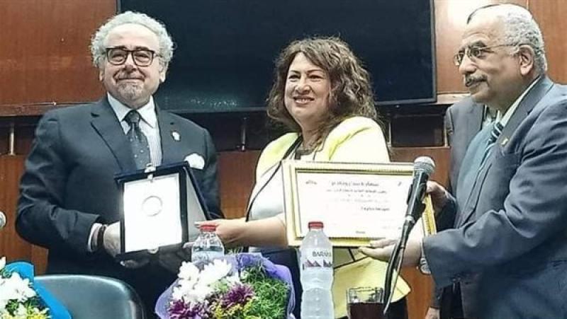 علاء عبد الهادي يكرم الفائزين بجوائز اتحاد الكتاب