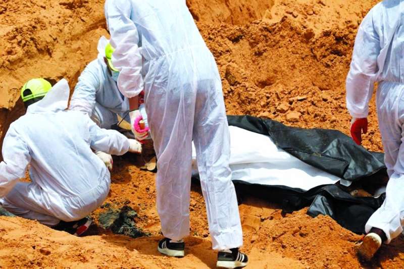انتشال 42 جثة مجهولة من مقبرة جماعية في إحدى مدارس سِرت الليبية