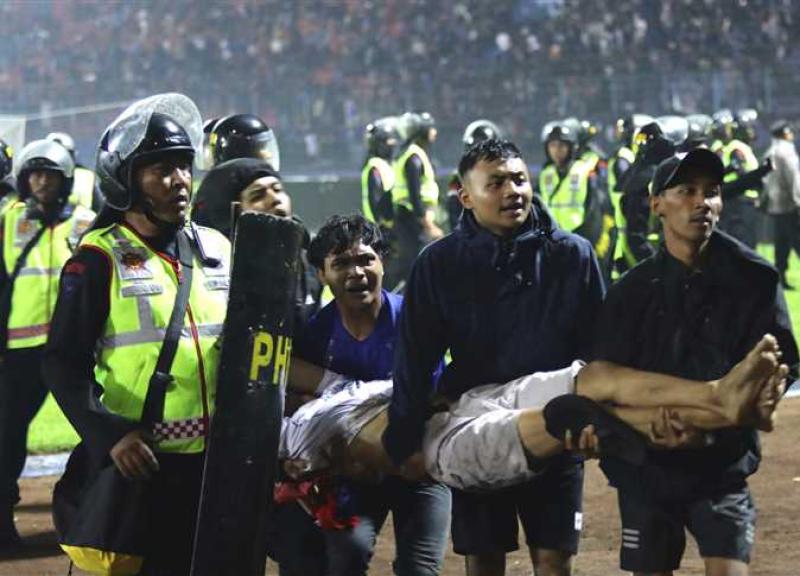 رئيس إندونيسيا: وقف المباريات لانتهاء التحقيق في وفاة 127 مشجعا