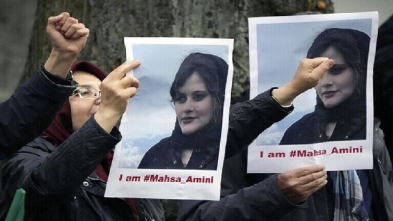 متظاهرون يرفعون صورة مهسا أميني ـ روسيا اليوم