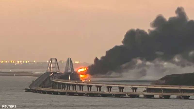 انفجار جسر يربط روسيا بالقرم.. ويتسبب في شلل حركة المرور