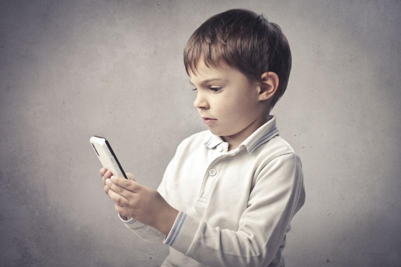 طفل يحمل هاتف محمول