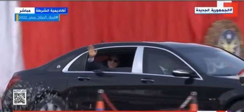 الرئيس السيسي يقدم التحية لأسر الخريجين فور وصوله مقر أكاديمية الشرطة