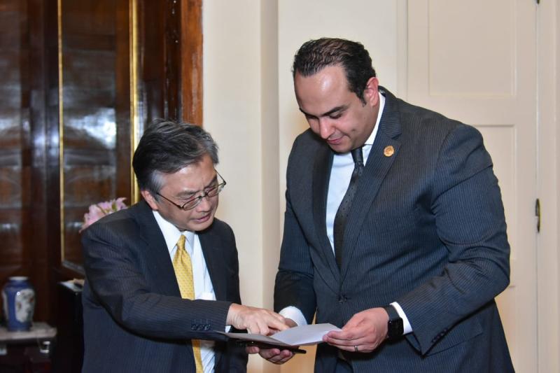 الدكتور أحمد السبكى رئيس هيئة الرعاية الصحية مع السفير الياباني