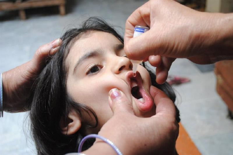 التطعيم ضد مرض شلل الاطفال 