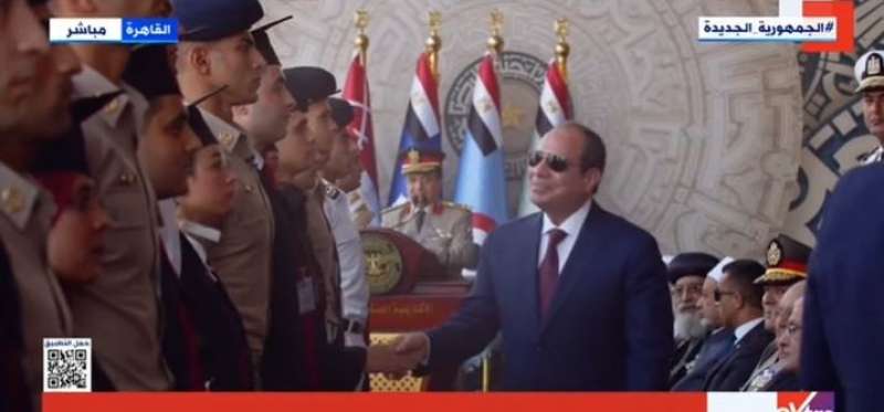 الرئيس السيسي يصافح أوائل الكليات العسكرية