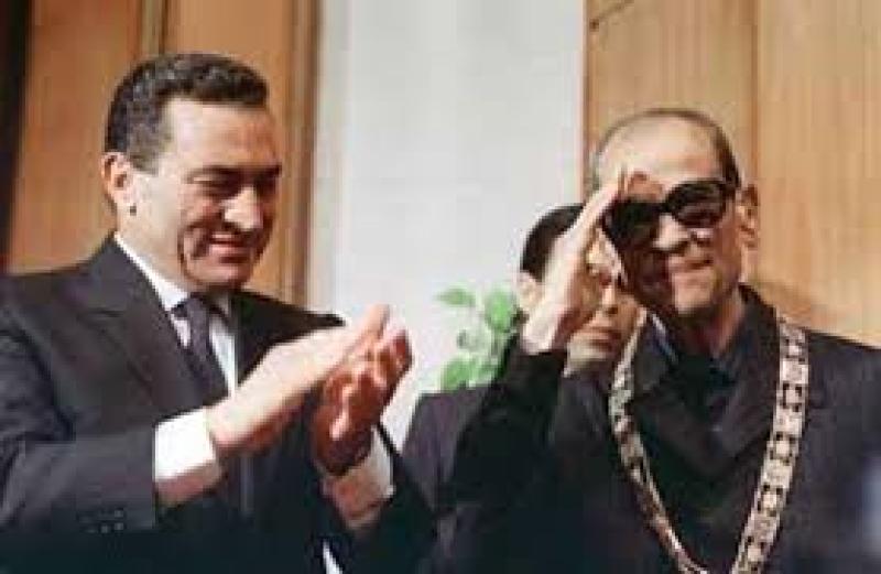 نجيب محفوظ مع الرئيس الراحل حسني مبارك 