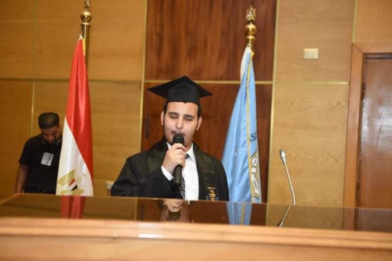 تعيين «عربى محمد نعمان» أول معيد كفيف بجامعة سوهاج