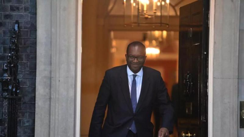 إقالة وزير الخزانة البريطاني من منصبه بعد قرار التخفيضات الضريبية
