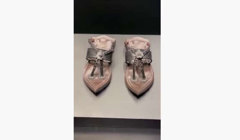 شاهد.. مركز إثراء السعودي يعرض نسخة ”طبق الأصل” لحذاء النبي محمد