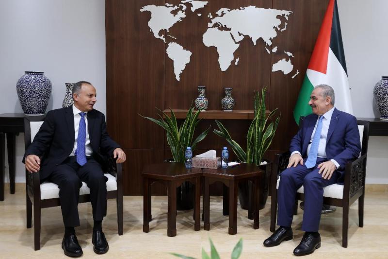 رئيس الوزراء الفلسطيني والسفير المصري الجديد