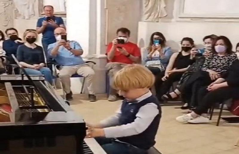 طفل يعزف البيانو _ المصدر موقع تايمز ناو نيوز 