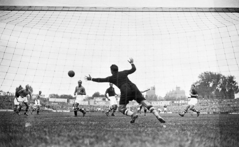 ”لماذا لم تبق في المقصورة؟”.. صحفي يستقبل 8 أهداف في كأس العالم 1938