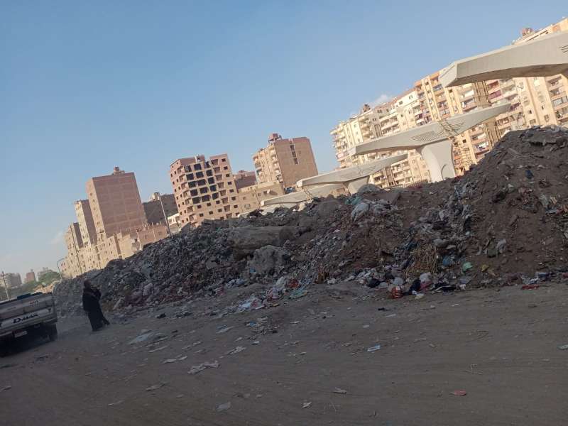 أكوام القمامة تحتل جانبي الطريق المؤدي لمدارس العروبة