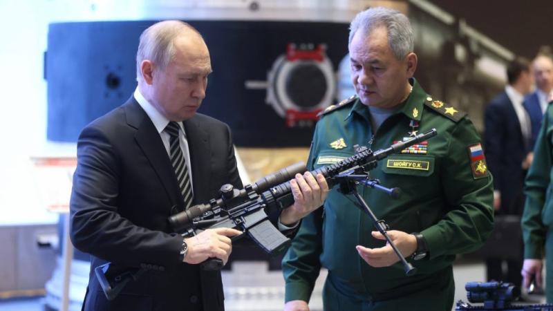 الرئيس الروسي فلاديمير بوتين و وزير الدفاع الروسي 