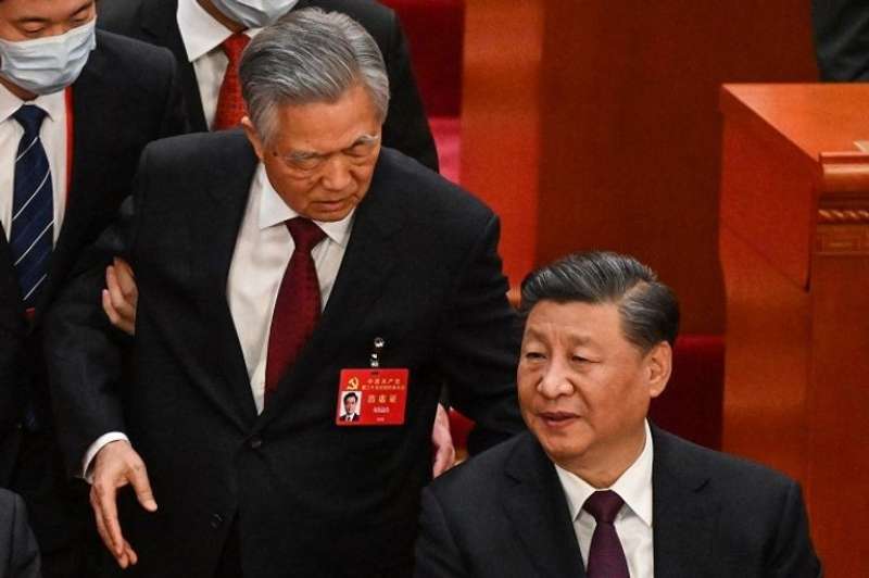 إرغام الرئيس الصيني السابق على الخروج من قاعة قصر الشعب