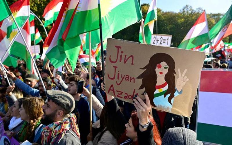 مشاركة واسعة في مظاهرات دعم نساء إيران ببرلين