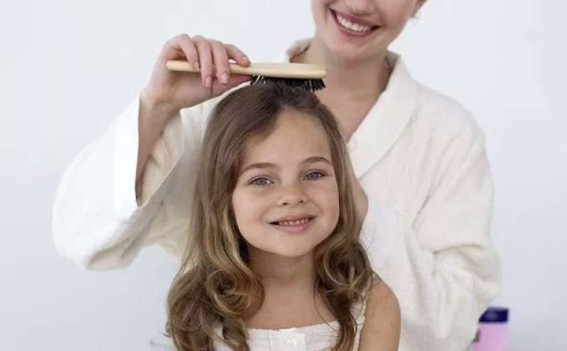 أهم الوصفات الطبيعية لتنعيم شعر طفلك وتغذيته