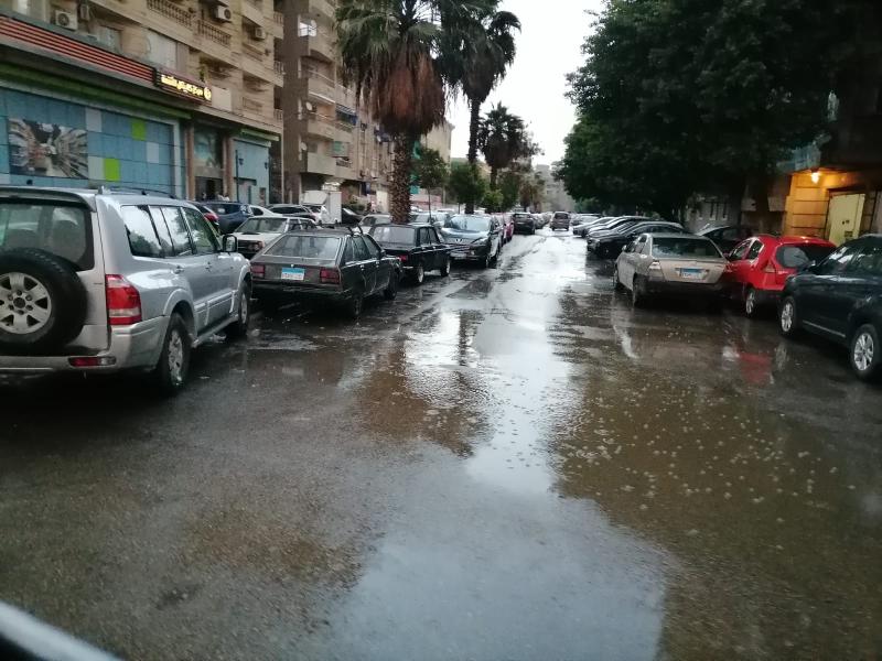 أمطار غزيرة تضرب شوارع الجيزة مع تقلبات جوية شديدة