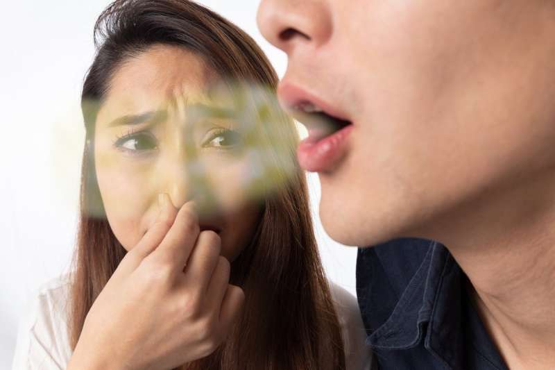 6 أسباب تجعل رائحة فمك كريهة.. منها مشكلات بالمعدة