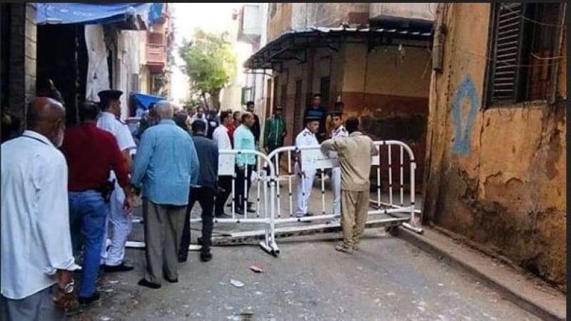 إنقاذ مواطن من تحت الأنقاض بعد انهيار سقف العقار عليه في الإسكندرية