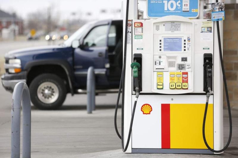 هل يرتفع سعر البنزين بعد تعويم الجنيه؟ اقتصادي يرد |خاص