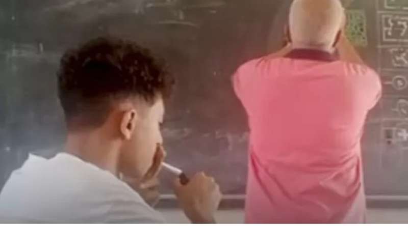 طالب يستهزئ بمعلمه