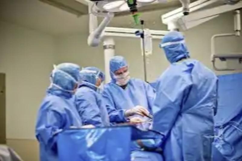 أطباء ينجحون في إزالة ورم بحجم جوز الهند من الغدة الدرقية لمريض