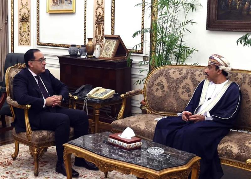 للاحتفال بمرور ٥٠ عاما على العلاقات الوثيقة.. رئيس الوزراء يلتقي سفير عمان في القاهرة