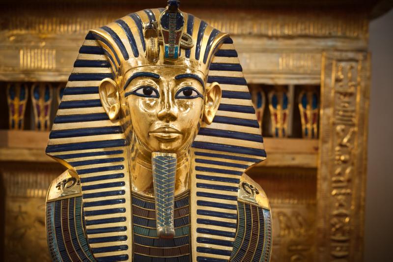 قرن على اكتشاف مقبرة الفرعون الذهبي.. هل تنتقل مقتنيات مقبرة «آمون» للمتحف الكبير؟ «خاص»