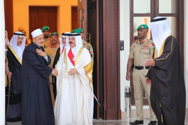 ملك البحرين يودّع شيخ الأزهر بقصر الصخير 