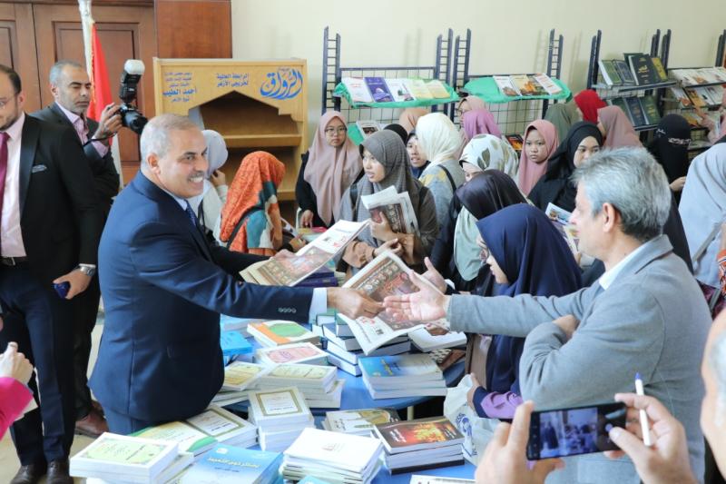 معرض الكتاب بمركز الشيخ زايد لتعليم اللغة العربية