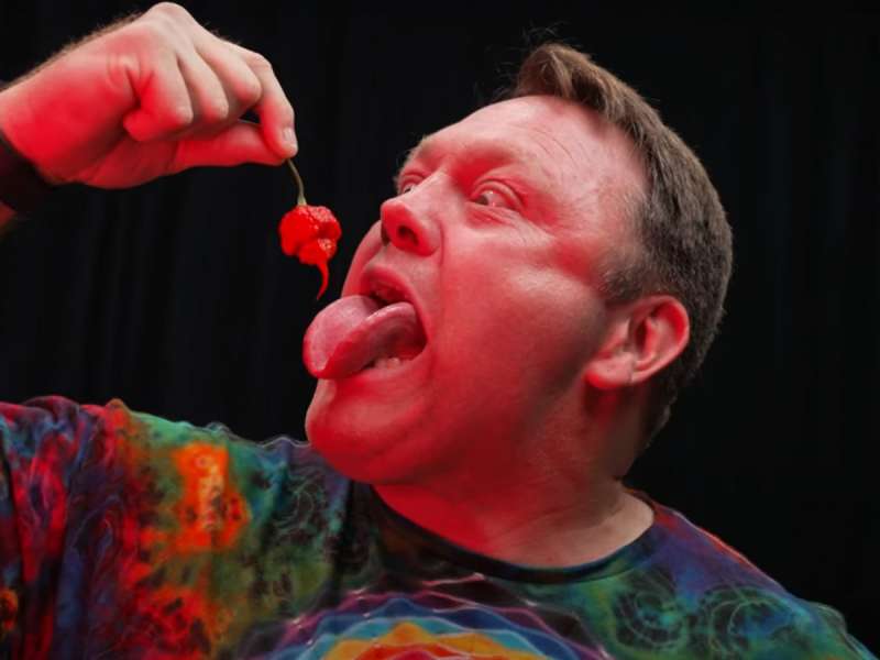 رجل أمريكي يأكل أكثر أنواع الفلفل سخونة في العالم_مصدر الصورة_اليوتيوب