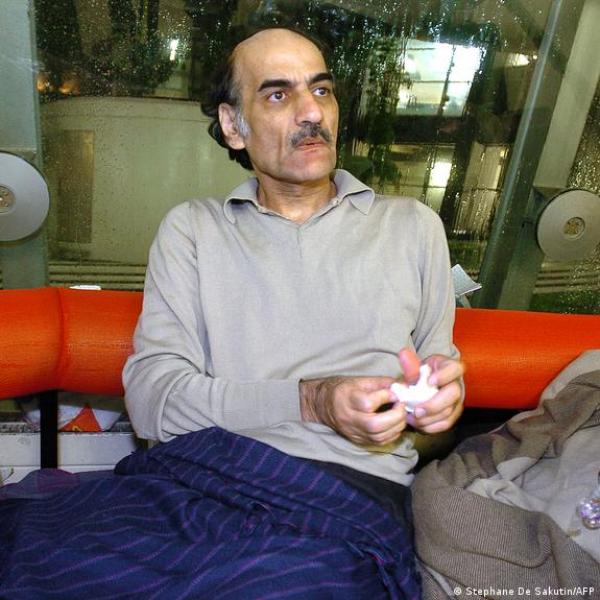 عاش 18 عاما عالقا داخل مطار فرنسي.. وفاة الإيراني المشرد «ناصري»