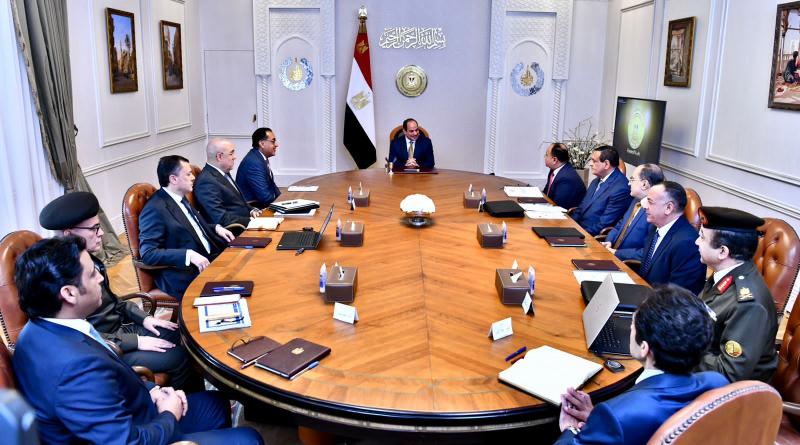 الرئيس السيسي خلال اجتماعه مع المسئولين- الطريق