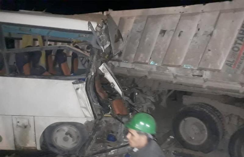إصابة 13 شخصا في تصادم أتوبيس وسيارة نصف نقل بكفر الشيخ