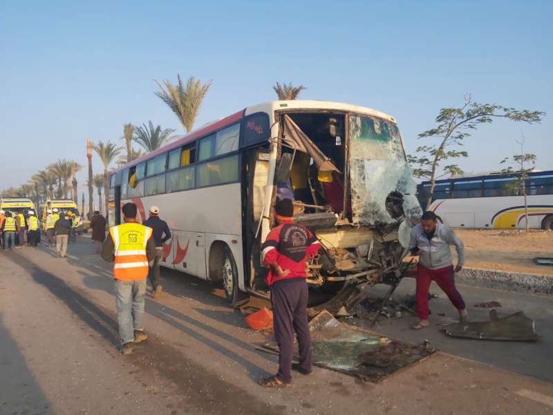 بالأسماء.. إصابة 13 شخصا في حادث تصادم أتوبيس وسيارة ربع نقل بكفر الشيخ