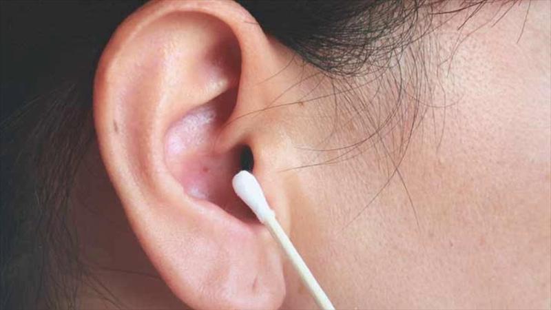 تمزق طبلة الأذن.. تحذير من استخدام أعواد القطن الطبية «نظفها بهذه الطريقة»