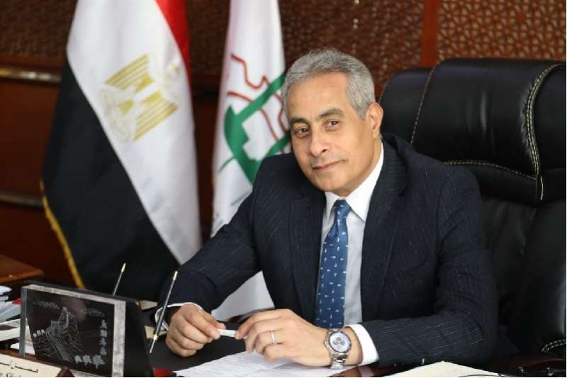 القوى العاملة: توقيع عقود عمل لشباب بأسيوط