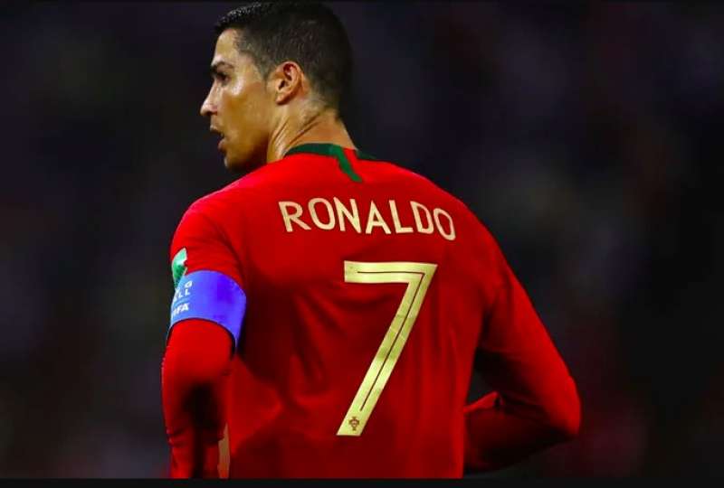 رونالدو: «ربما أعتزل إذا توجت البرتغال بكأس العالم.. وميسي ساحر»