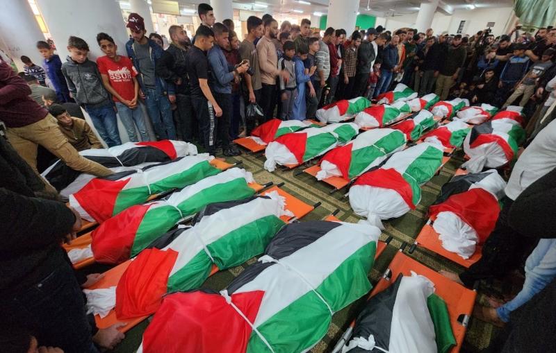 أسرة كاملة.. فلسطين تودع 21 شخصا ماتوا حرقا بجنازة مهيبة «صور»