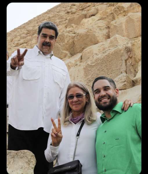 رئيس فنزويلا ينشر صورة من زيارته للأهرامات: «نشعر بإعجاب عميق بمصر وشعبها»