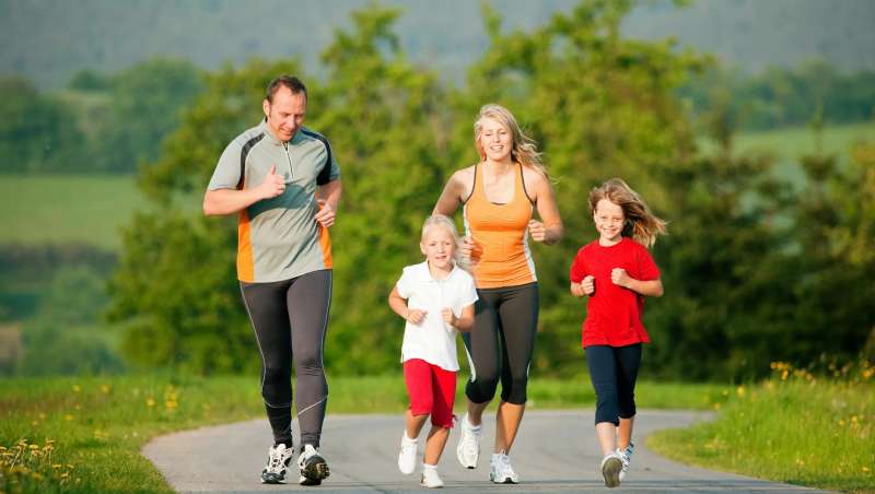 كيف تربي طفلك على الاهتمام بممارسة التمارين الرياضية؟