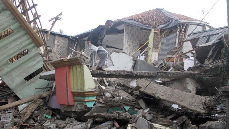 زلزال إندونيسيا.. 162 قتيلا و13 ألف مشرد حتى الآن