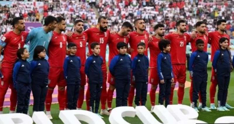شجاعة رغم الهزيمة.. لاعبو إيران يحرجون رئيسهم أمام العالم
