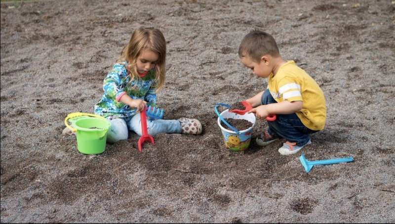 اللعب في الطين له فوائد على صحة الطفل النفسية.. اعرف التفاصيل