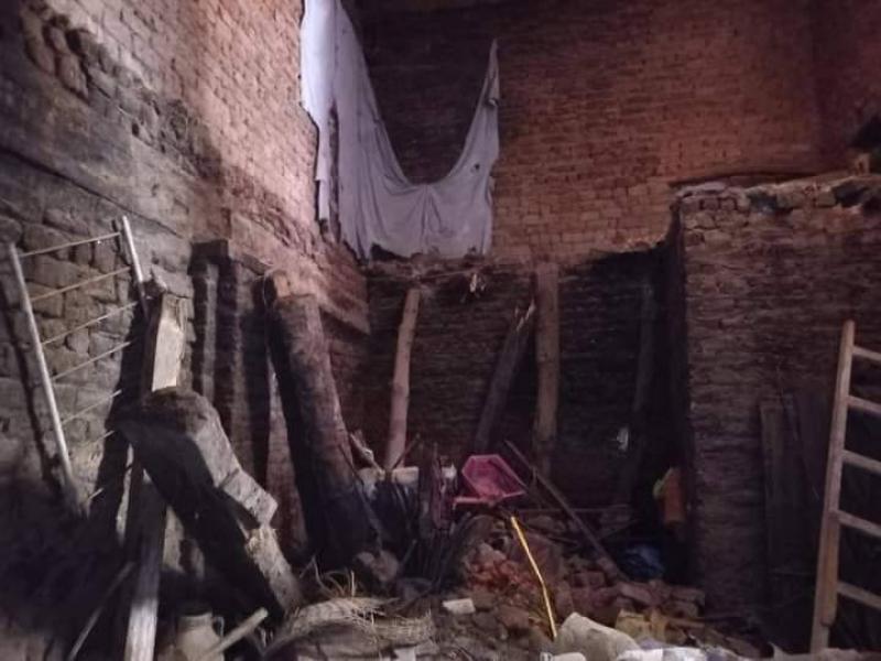 العناية الإلهية تنقذ عاملين من الموت في انهيار منزل بسوهاج