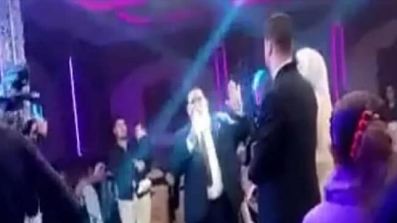 أب يطلق زوجته في حفل زفاف ابنته.. حكاية فيديو أشعل السوشيال ميديا