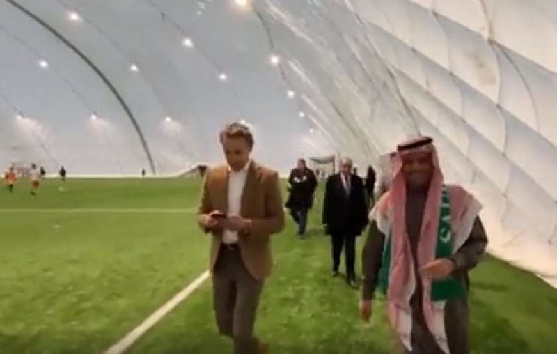قبل لقاء السعودية وبولندا.. سفارة المملكة تنظم مباراة ودية بين الطلاب